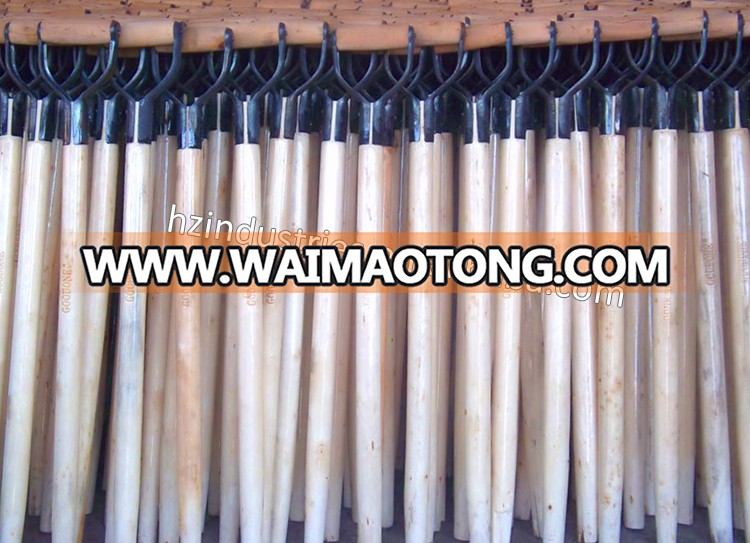 Comfortable wooden spade handle