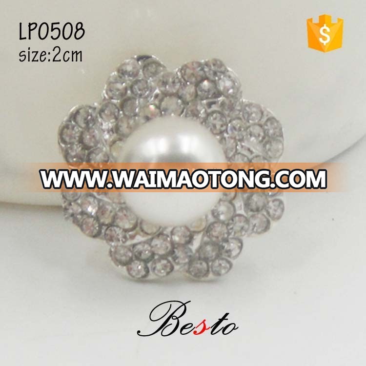 Fancy jewelry pearl center rhinesto<em></em>nes silver me<em></em>tal flower brooch for wedding dress