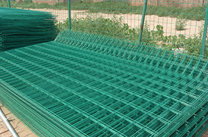 4x4 Hot Sell Galvanized Square me<em></em>tal Fence Posts Welded Wire Mesh Fence and Bends Garden PVC Coated Wire Mesh Fence.